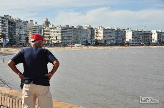 Meu pai observa a praia de Pocitos, em Montevideo, no Uruguai